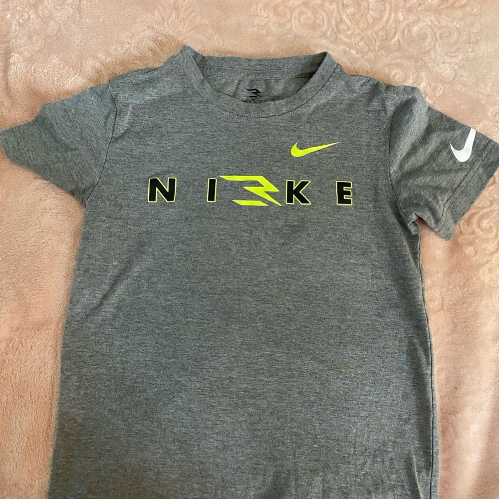 Nike Gray Short Sleeve Tee Athletic Casual